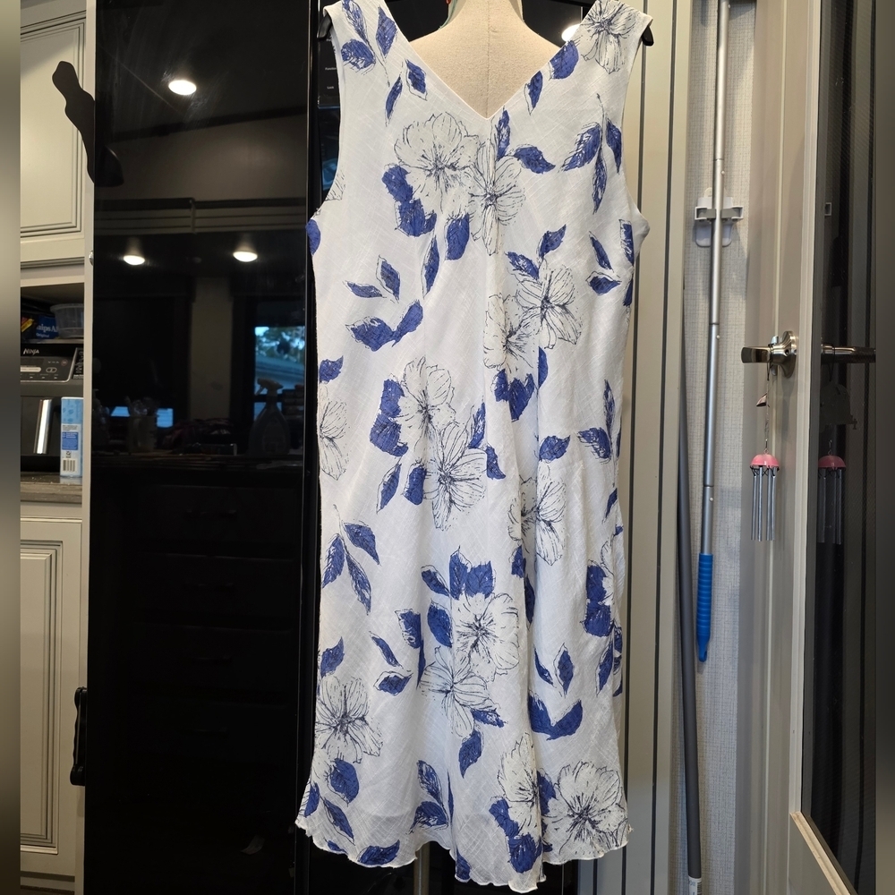 CHARLIE B White and Blue Floral Midi Dress - Picture 4 of 8